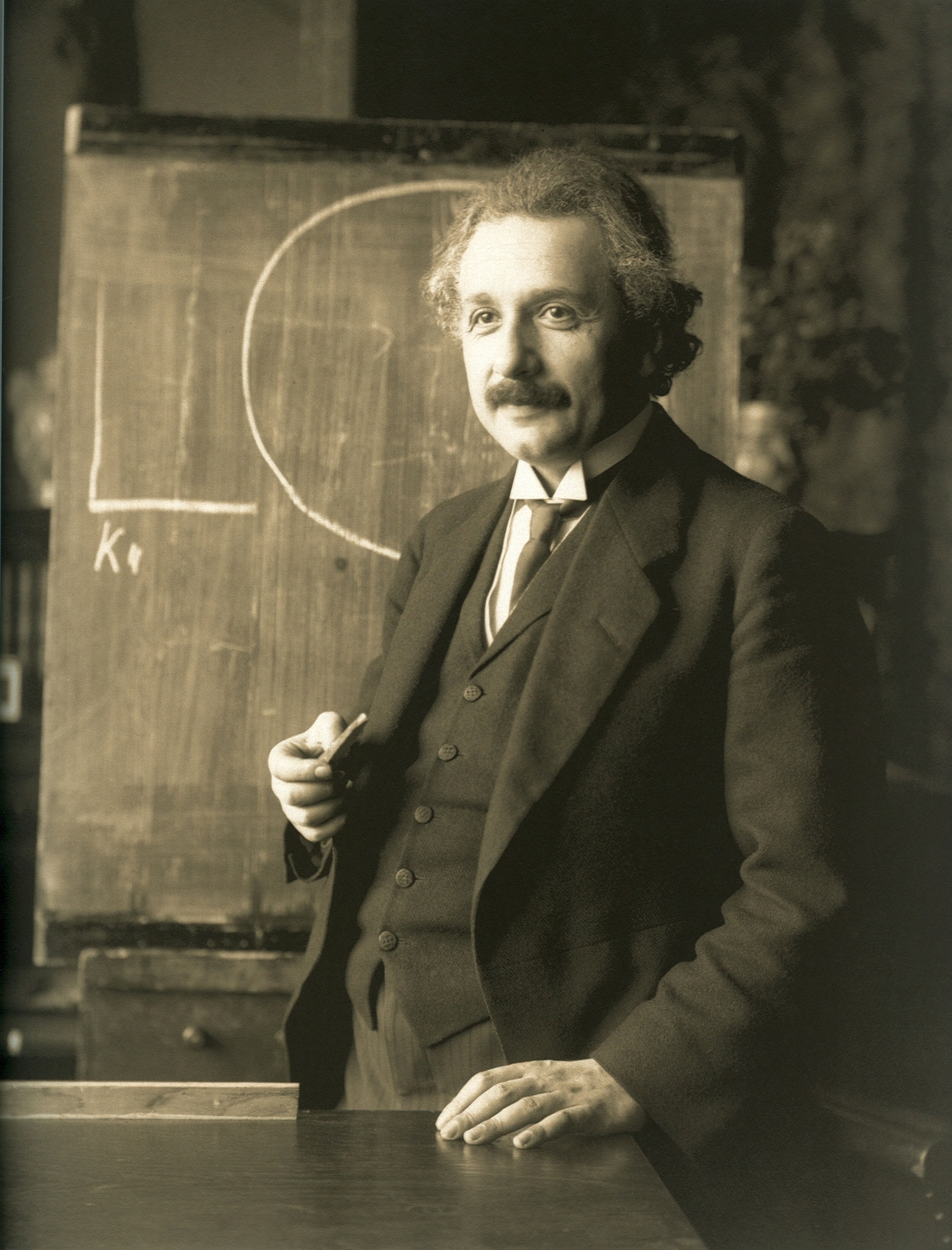 アインシュタイン ([Wikimedia commons](https://commons.wikimedia.org/wiki/File:Einstein_1921_by_F_Schmutzer_-_restoration.jpg))